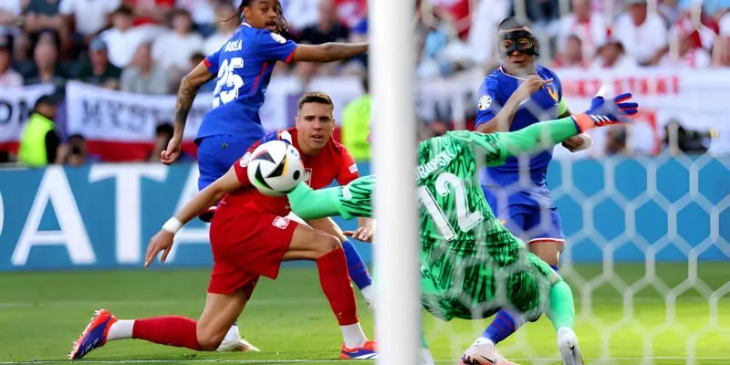 2 đội Colombia và Pháp đã có nhiều cuộc chạm trán nảy lửa trên sân cỏ